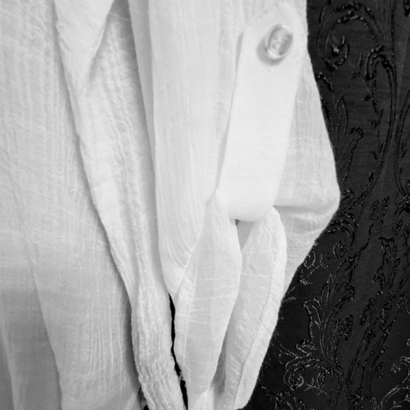 I.N. STUDIO  Gauzy White Button Down Blouse with Pockets & Shirttail Hem, Sz PL - Picture 4 of 11